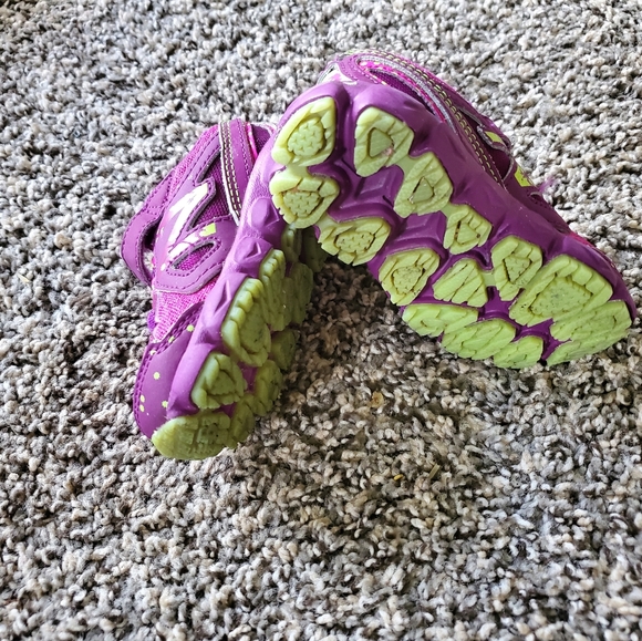 Girls New Balances - Picture 2 of 3